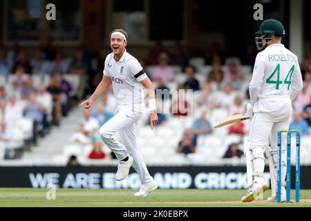London, Großbritannien. 11. September 2022. Der englische Stuart Broad feiert, nachdem er den südafrikanischen Ryan Rickelton während des LV= Insurance Test Matches England gegen Südafrika beim Kia Oval, London, Großbritannien, 11.. September 2022 (Foto von Ben Whitley/News Images) in London, Großbritannien, am 9/11/2022, entlässt hat. (Foto von Ben Whitley/News Images/Sipa USA) Quelle: SIPA USA/Alamy Live News Stockfoto