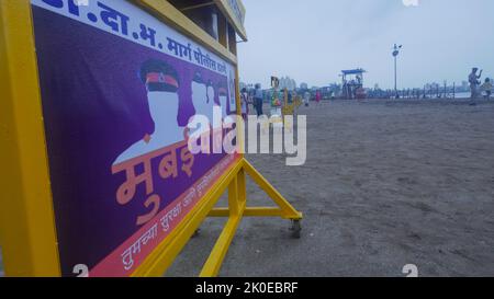 Polizei von Mumbai hortet Barrikade auf dem indischen Hindu-Gott Ganesh Visarjan in Girgaum, Mumbai Stockfoto