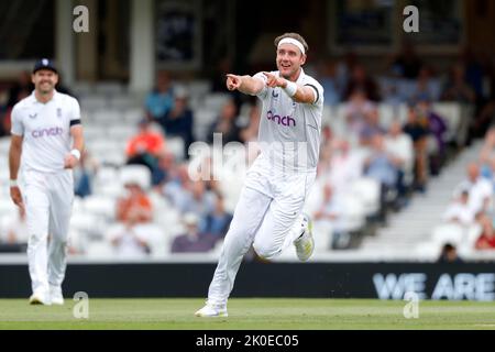 Englands Stuart Broad feiert, nachdem er den Südafrikaner Ryan Rickelton während des LV= Insurance Test Matches entlässt hatte England gegen Südafrika beim Kia Oval, London, Großbritannien, 11.. September 2022 (Foto von Ben Whitley/News Images) Stockfoto