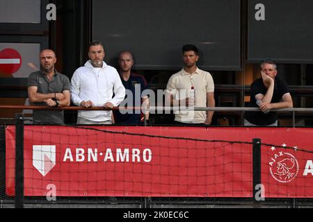 AMSTERDAM - (lr) Ajax Trainer Alfred Schreuder, Ajax Assistant Trainer Richard Witschge, Ajax Technical Manager Klaas Jan Huntelaar, Ajax Technical Manager Gerry Hamstra beim Dutch Kitchen Champion Division Match zwischen dem jungen Ajax Amsterdam und Herakles Almelo am 5 2022. September im Sportkomplex de Toekomst in Amsterdam, Niederlande. ANP | Dutch Height | GERRIT AUS KÖLN Stockfoto