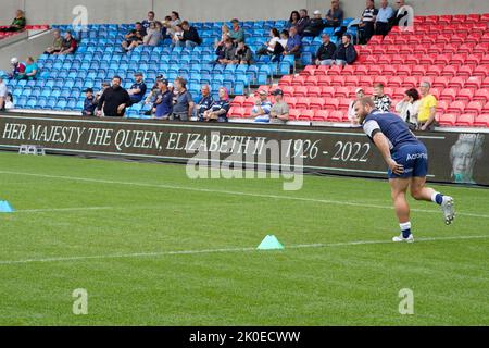 Sale Sharks Akker Van der Merwe erwärmt sich vor einer Hommage an Queen Elizabeth II, während sich die Spieler vor dem Spiel der Gallagher Premiership aufwärmen Sale Sharks vs Northampton Saints im AJ Bell Stadium, Eccles, Großbritannien, 11.. September 2022 (Foto by Steve Flynn/News Images) Stockfoto