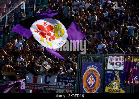 Bologna, Italien. 11. September 2022. Fiorentina-Fans während des FC Bologna gegen ACF Fiorentina, italienische Fußballserie Ein Spiel in Bologna, Italien, September 11 2022 Quelle: Independent Photo Agency/Alamy Live News Stockfoto