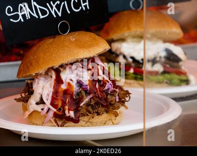 Nahaufnahme von zwei Schweinebandwiches mit Saucen Stockfoto