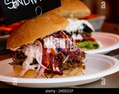 Nahaufnahme von zwei Schweinebandwiches mit Saucen Stockfoto