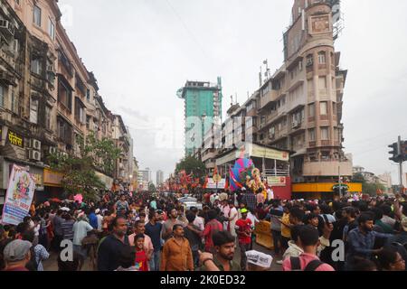 Ganapati Visarjan Prozession Lalbaug. Tausende von Anhängern bieten Lord Ganesha in Mumbai an. Stockfoto