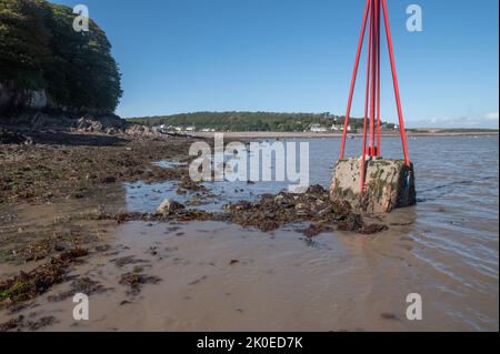 Der Austritt aus den Abwasseraufbereitungsarbeiten, die nach Dale Bay, Pembrokeshire, Wales, Großbritannien, abgeführt werden Stockfoto