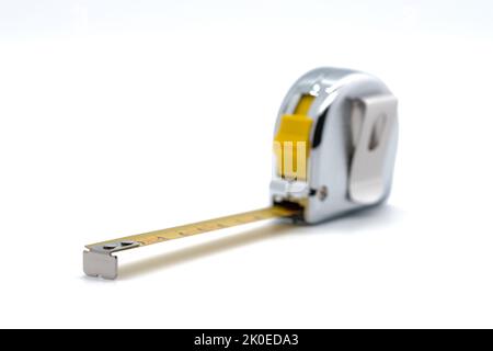 Maßband zum Messen, weißer Hintergrund, zugeschnittenes Bild Stockfoto