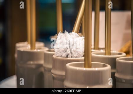 Nahaufnahme, Toilettenbürsten in einem Baumarkt. Stockfoto