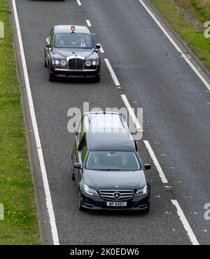 Forfar, Schottland, Großbritannien. 11.. September 2022. Queen Elizabeth II reist entlang der A90, Forfar, auf dem Weg nach Edinburgh, während sich große Menschenmengen versammeln, um ihren Respekt zu zeigen - 11.. September 2022, Angus, Forfar, Schottland, Vereinigtes Königreich - Credit: Barry Nixon/ Alamy Live News Stockfoto