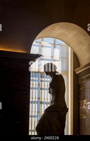 Venus von Milo; 130–100 v. Chr.; Marmor; Höhe: 203 cm, Louvre-Museum, Das Meistbesuchte Museum der Welt und ein historisches Wahrzeichen in Paris, Frankreich. Stockfoto