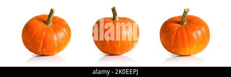 Kürbisse isoliert auf weißem Hintergrund, reifes frisches Gemüse Seitenansicht. Set aus orangefarbenen ganzen Kürbissen, kleiner Kürbis an Halloween, Thanksgiving. Design, Stockfoto