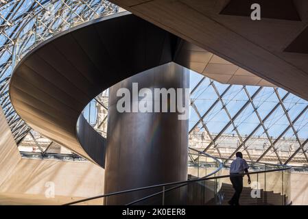 Geschwungene Treppe in der unterirdischen Lobby der Louvre-Pyramide des Louvre-Museums, dem meistbesuchten Museum der Welt und einem historischen Wahrzeichen in Pari Stockfoto