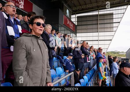 Eccles, Großbritannien. 20.. Mai 2016. Fans singen die Nationalhymne vor dem Spiel der Gallagher Premiership Sale Sharks vs Northampton Saints im AJ Bell Stadium, Eccles, Großbritannien, 11.. September 2022 (Foto von Steve Flynn/News Images) in Eccles, Großbritannien am 5/20/2016. (Foto von Steve Flynn/News Images/Sipa USA) Quelle: SIPA USA/Alamy Live News Stockfoto