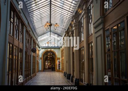 Die Galerie Vivienne, eine der berühmten überdachten Passagen oder Einkaufspassagen, die im frühen 19.. Jahrhundert, im Jahr 1823, in neoklassischem Pomp dekoriert gebaut wurden Stockfoto