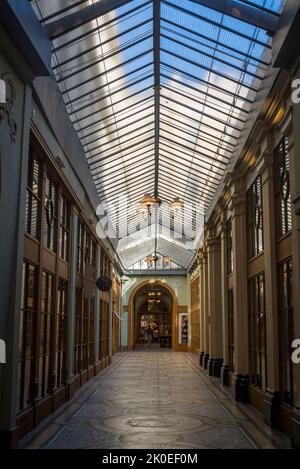 Die Galerie Vivienne, eine der berühmten überdachten Passagen oder Einkaufspassagen, die im frühen 19.. Jahrhundert, im Jahr 1823, in neoklassischem Pomp dekoriert gebaut wurden Stockfoto