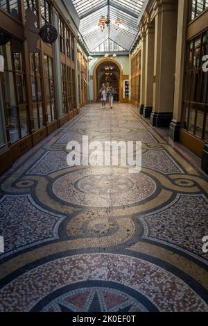 Die Galerie Vivienne, eine der berühmten überdachten Passagen oder Einkaufspassagen, die im frühen 19.. Jahrhundert, im Jahr 1823, in neoklassischem Pomp dekoriert gebaut wurden Stockfoto