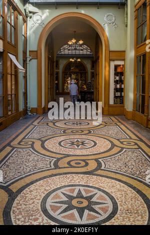 Die Galerie Vivienne, eine der berühmten überdachten Passagen oder Einkaufspassagen, die im frühen 19.. Jahrhundert, im Jahr 1823, in neoklassischem Pomp dekoriert gebaut wurden Stockfoto