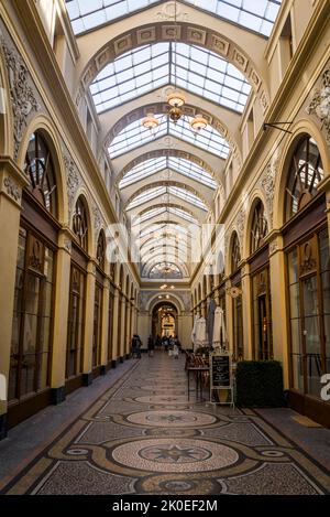 Die Galerie Vivienne, eine der berühmten überdachten Passagen oder Einkaufspassagen, die im frühen 19.. Jahrhundert, im Jahr 1823, in neoklassischem Pomp dekoriert gebaut wurden Stockfoto