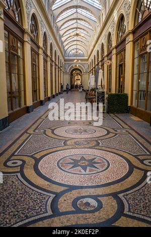 Die Galerie Vivienne, eine der berühmten überdachten Passagen oder Einkaufspassagen, die im frühen 19.. Jahrhundert, im Jahr 1823, in neoklassischem Pomp dekoriert gebaut wurden Stockfoto