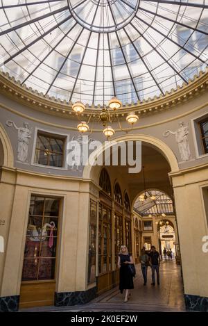 Rotunde und Kuppel in der Galerie Vivienne, einer der berühmten überdachten Passagen oder Einkaufspassagen, die im frühen 19.. Jahrhundert, im Jahr 1823, erbaut wurden, dekoriert Stockfoto