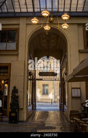 Eintritt in die Galerie Vivienne, eine der berühmten überdachten Passagen oder Einkaufspassagen, die im frühen 19.. Jahrhundert, im Jahr 1823, in Neo-cl dekoriert gebaut wurden Stockfoto