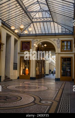 Die Galerie Vivienne, eine der berühmten überdachten Passagen oder Einkaufspassagen, die im frühen 19.. Jahrhundert, im Jahr 1823, in neoklassischem Pomp dekoriert gebaut wurden Stockfoto