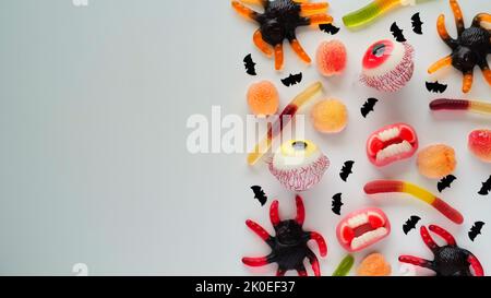 Close-up helle Gelee Süßigkeiten, Spinnen, Augen, Kiefer, Würmer und Fledermäuse, auf weißem Hintergrund, Draufsicht, flach legen, kopieren Raum. Decor Konzept für Halloween-Party, holi Stockfoto