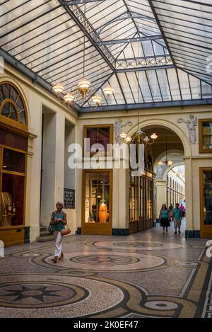 Die Galerie Vivienne, eine der berühmten überdachten Passagen oder Einkaufspassagen, die im frühen 19.. Jahrhundert, im Jahr 1823, in neoklassischem Pomp dekoriert gebaut wurden Stockfoto