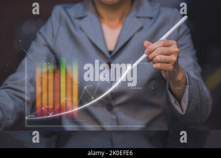 Geschäftsfrau mit digitalem Bleistift und Berührung auf der Oberseite des Trend-Pfeil-Aktienchart und Trading-Markt und Business-Erfolg-Konzept Stockfoto