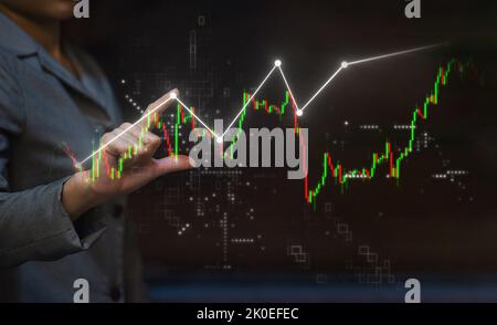 Geschäftsfrau und Trader zeigen auf den Aktienchart, die Analyse der Aktiengrafik, um am Markt zu gewinnen Stockfoto