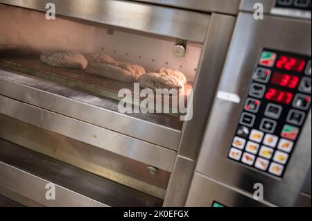 Berlin, Deutschland. 08. September 2022. In der Bäckergilde Berlin ist Brot im Ofen. Quelle: Fabian Sommer/dpa/Alamy Live News Stockfoto