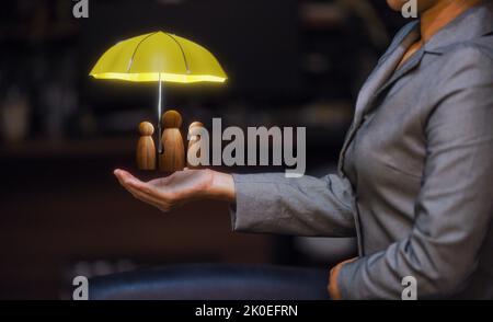 Geschäftsfrau, die Teamarbeit mit Beziehungsschutz in der Organisation führt Stockfoto