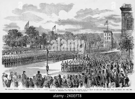 Das deutsche Regiment, Steuben Volontäre, Oberst John E. Bendix kommandierend, die amerikanische und Steuben Fahnen vor dem Rathaus, New York, 24.. Mai 1861, vor dem Start für den Sitz des Krieges. Illustration des amerikanischen Bürgerkriegs des 19.. Jahrhunderts aus Frank Leslie's Illustrated Newspaper Stockfoto