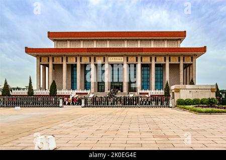 Eine lange Schlange wartet geduldig darauf, die stattliche Mao-Gedächtnishalle des Vorsitzenden zu betreten, die letzte Ruhestätte von Mao Zedong, die in einem Kristallsarg einbalsamiert ist Stockfoto