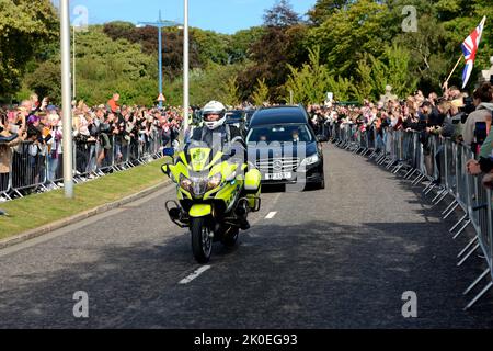 11/09/22 der Sarg von Königin Elizabeth II. Durchquert Aberdeen auf seinem Weg von Balmoral Castle zum Holyrood Palace in Edinburgh. Stockfoto