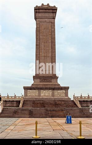 Das Granit- und Marmordenkmal für die Helden des Volkes, eingeschrieben mit einem vergoldeten Epigramm von Mao Zedong, Tiananmen-Platz, Peking Stockfoto