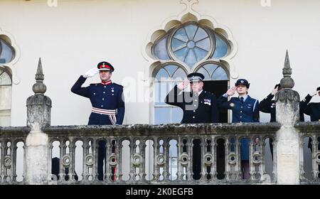 Brighton UK 11. September 2022 - HM Lord-Lieutenant of East Sussex, Andrew Blackman begrüßt, als der Bürgermeister von Brighton & Hove Cllr Lizzie Deane heute die Proklamation des neuen Königs Charles III vom Nordbalkon des königlichen Pavillons von Brighton aus vorliest: Credit Simon Dack / Alamy Live News Stockfoto