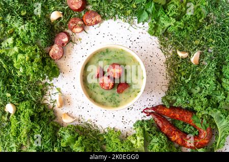 Portugiesische Suppe namens Caldo Verde mit Zutaten Stockfoto