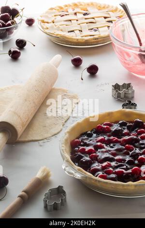 Eine Szene von allem, was man braucht, um hausgemachte Kirschkuchen zuzubereiten. Stockfoto