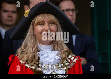 Brentwood, Großbritannien. 11. September 2022. Brentwood Essex 11.. September 2022 die Proklamation des Beitritts im Rathaus von Brentwood Essex, vorgelesen von der Bürgermeisterin von Brentwood, Frau Olivia Francois, und die Einleitung gelesen von Col. Peter Christian, Stellvertretender Leutnant von Essex Kredit: Ian Davidson/Alamy Live News Stockfoto