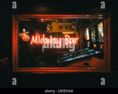 Midway Bar, Neonschild in der Nacht, in Williamsburg, Brooklyn, New York Stockfoto