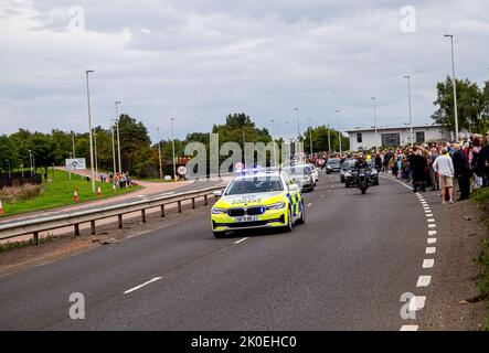 Dundee, Tayside, Schottland, Großbritannien. 11.. September 2022. UK News: Die cortège von Königin Elizabeth II. Wird auf dem Weg von Balmoral nach Perth auf der zweispurigen Kingsway-Straße durch Dundee gefahren und kommt gegen 4 Uhr in Schottlands Hauptstadt Edinburgh an. Viele Menschen haben sich versammelt, um dem am längsten regierenden Monarchen der Welt ihren Respekt zu erweisen. Kredit: Dundee Photographics/Alamy Live Nachrichten Stockfoto