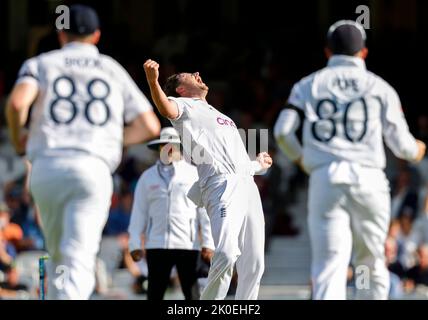 Englands Ollie Robinson feiert, nachdem er Südafrikas Wiaan Mulder während des LV= Insurance Test Matches entlässt hatte England gegen Südafrika im Kia Oval, London, Großbritannien, 11.. September 2022 (Foto von Ben Whitley/News Images) Stockfoto