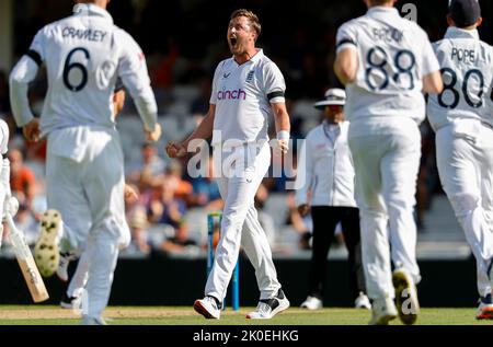 Englands Ollie Robinson feiert, nachdem er Südafrikas Wiaan Mulder während des LV= Insurance Test Matches entlässt hatte England gegen Südafrika im Kia Oval, London, Großbritannien, 11.. September 2022 (Foto von Ben Whitley/News Images) Stockfoto