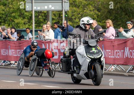 Gateshead, Großbritannien. 11.. September 2022: DAVID Weir (hinten, schwarzer Helm) und Dan Sidbury (vorne, roter Helm) von GBR beim Elite Men's Wheelchair-Rennen beim Great North laufen beim Halbmarathon kurz nach der Überquerung der Tyne Bridge von Newcastle upon Tyne. Quelle: Hazel Plater/Alamy Live News Stockfoto