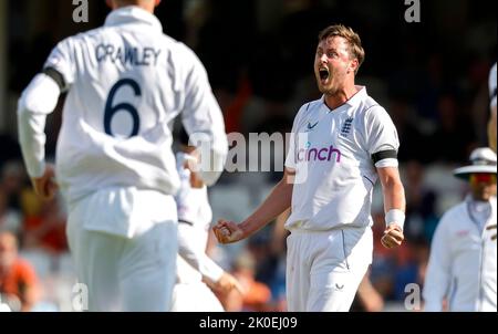 Englands Ollie Robinson feiert, nachdem er Südafrikas Wiaan Mulder während des LV= Insurance Test Matches entlässt hatte England gegen Südafrika im Kia Oval, London, Großbritannien, 11.. September 2022 (Foto von Ben Whitley/News Images) Stockfoto