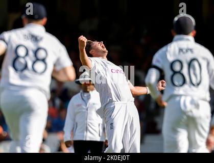 Englands Ollie Robinson feiert, nachdem er Südafrikas Wiaan Mulder während des LV= Insurance Test Matches entlässt hatte England gegen Südafrika im Kia Oval, London, Großbritannien, 11.. September 2022 (Foto von Ben Whitley/News Images) Stockfoto