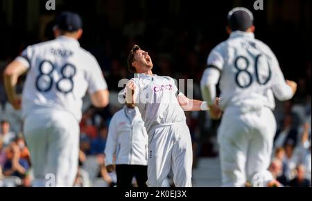 Englands Ollie Robinson feiert, nachdem er Südafrikas Wiaan Mulder während des LV= Insurance Test Matches entlässt hatte England gegen Südafrika im Kia Oval, London, Großbritannien, 11.. September 2022 (Foto von Ben Whitley/News Images) Stockfoto