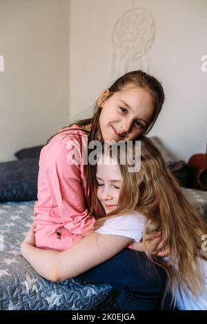 Zwei Freundinnen spielen nach der Schule zu Hause, haben Spaß Stockfoto