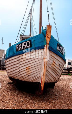 Das zweimastige blau-weiß lackierte Fischerboot aus dem Jahr RX150 ist Teil einer Außenausstellung von Fischerbooten, die vom Fishermen's Museum Hastings ausgestellt wird Stockfoto